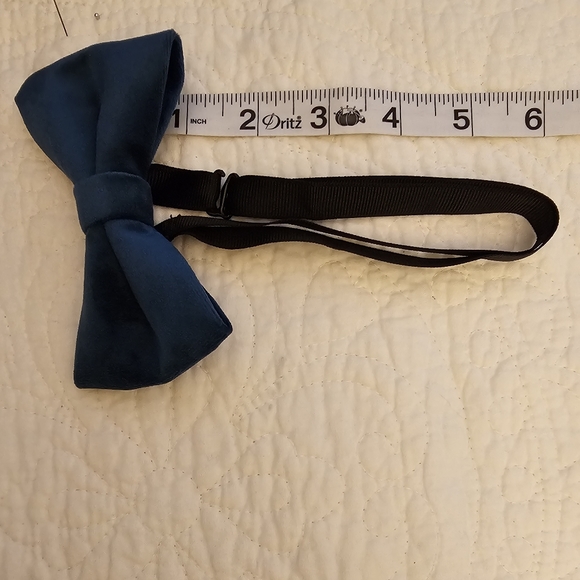 Velvet Pre-Tied Adjustable Bowtie - Picture 6 of 8